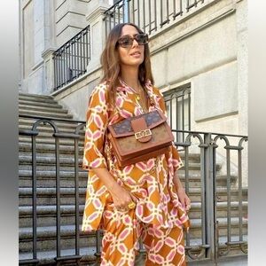 𝐙𝐀𝐑𝐀 flowy shirt with lapel collar and V-neck- OVERSIZED Size XS